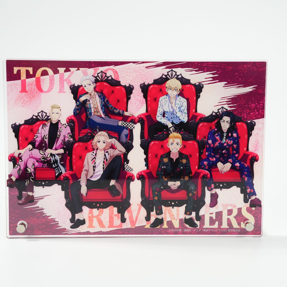 : Khung Tranh Acrylic Tokyo Revengers – Thiết Kế Để Bàn (Phiên bản Ghế Sofa Đỏ)